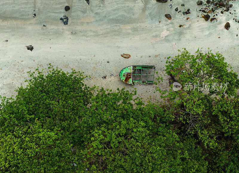 摘要航拍照片，未受污染的海滩与沉船在Con岛，Con Son岛，巴里翁头省
